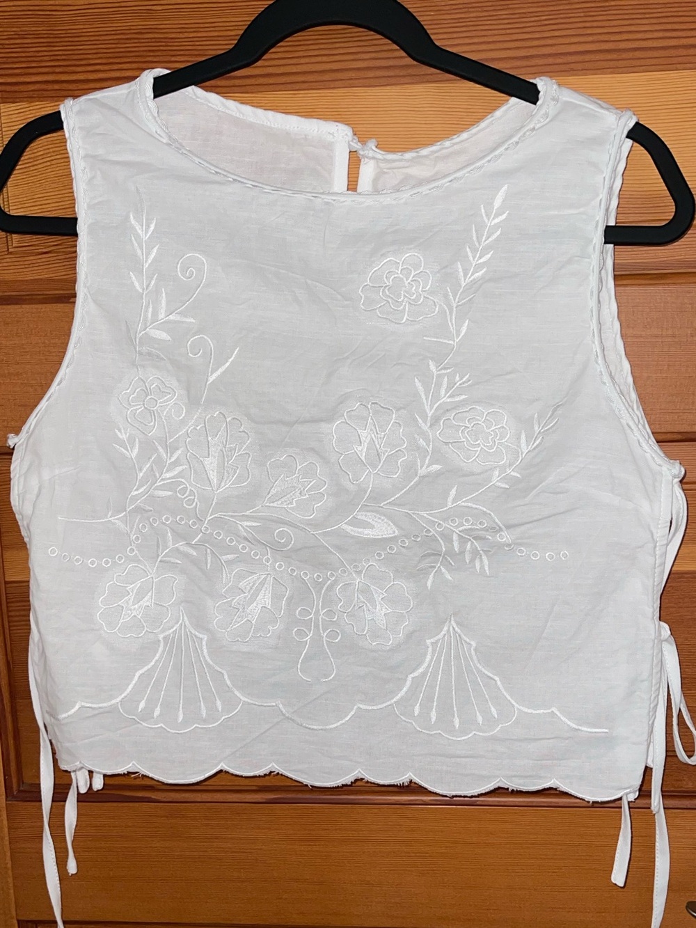 White Embroidered Sleeveless Top - Women's Large - EUC